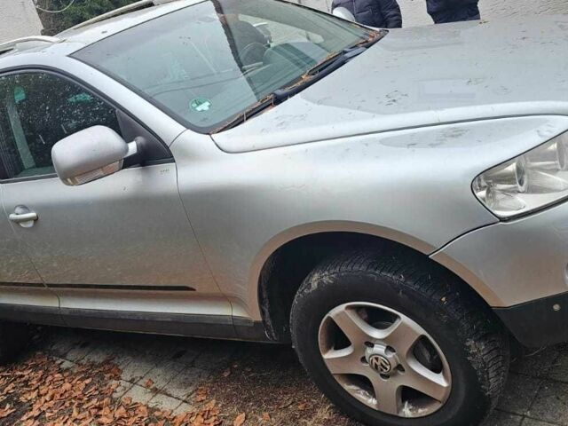 Сірий Фольксваген Туарег, об'ємом двигуна 3 л та пробігом 302 тис. км за 6402 $, фото 2 на Automoto.ua