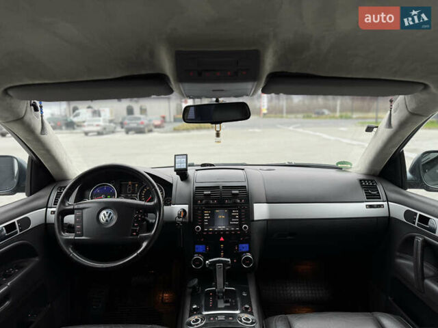 Сірий Фольксваген Туарег, об'ємом двигуна 3 л та пробігом 390 тис. км за 8700 $, фото 24 на Automoto.ua