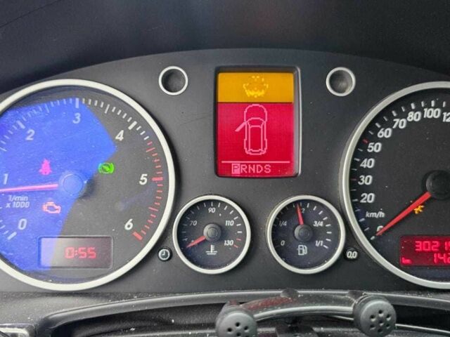 Сірий Фольксваген Туарег, об'ємом двигуна 3 л та пробігом 302 тис. км за 6402 $, фото 6 на Automoto.ua