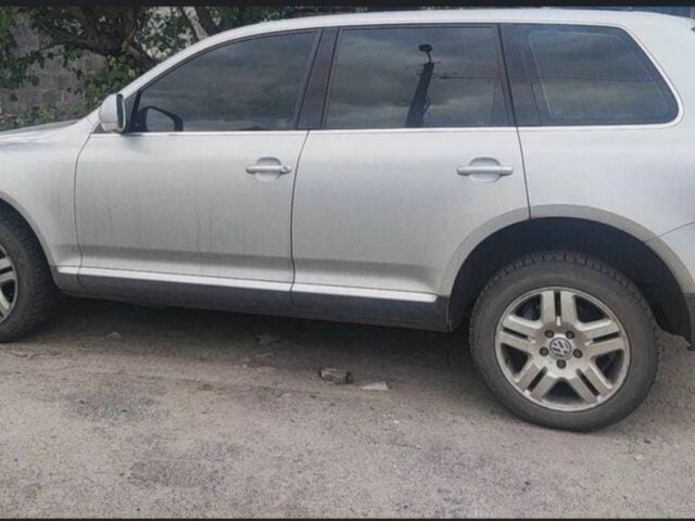 Серый Фольксваген Туарег, объемом двигателя 3.2 л и пробегом 154 тыс. км за 7000 $, фото 2 на Automoto.ua