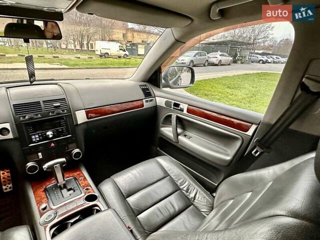 Серый Фольксваген Туарег, объемом двигателя 2.5 л и пробегом 254 тыс. км за 6700 $, фото 4 на Automoto.ua