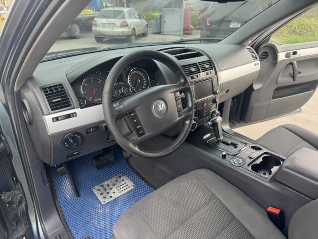 Сірий Фольксваген Туарег, об'ємом двигуна 2.5 л та пробігом 350 тис. км за 4500 $, фото 14 на Automoto.ua