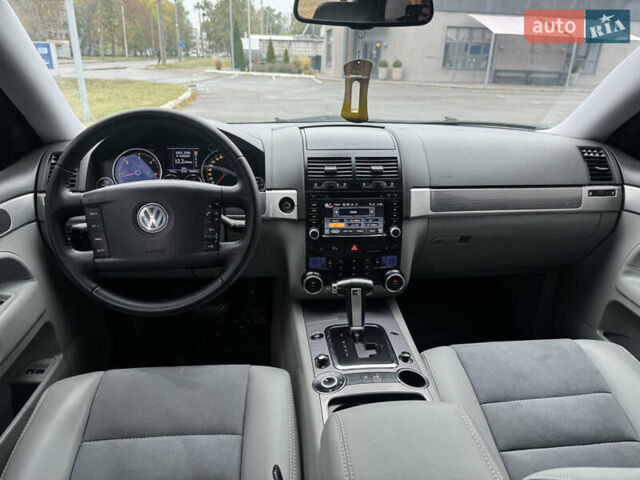 Сірий Фольксваген Туарег, об'ємом двигуна 2.97 л та пробігом 292 тис. км за 10900 $, фото 16 на Automoto.ua