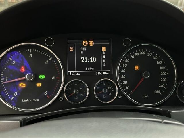 Серый Фольксваген Туарег, объемом двигателя 3 л и пробегом 315 тыс. км за 4433 $, фото 5 на Automoto.ua