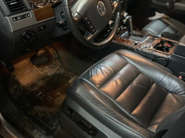 Серый Фольксваген Туарег, объемом двигателя 3.6 л и пробегом 280 тыс. км за 5700 $, фото 1 на Automoto.ua