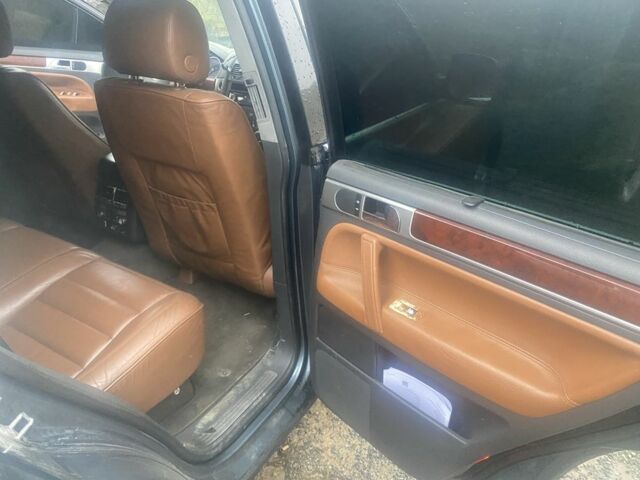 Сірий Фольксваген Туарег, об'ємом двигуна 5 л та пробігом 260 тис. км за 3100 $, фото 9 на Automoto.ua