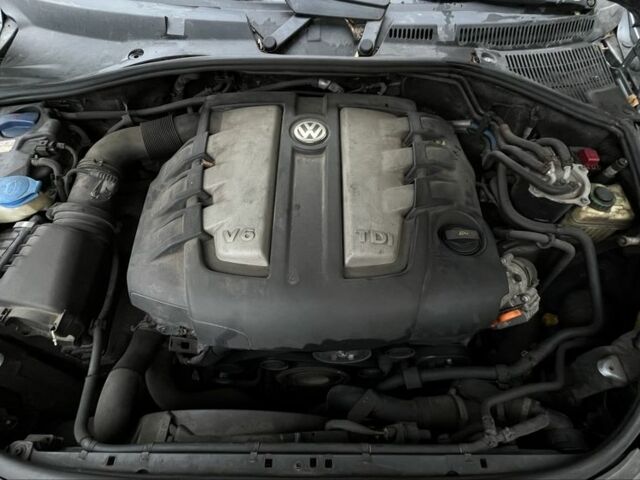 Серый Фольксваген Туарег, объемом двигателя 3 л и пробегом 315 тыс. км за 4433 $, фото 7 на Automoto.ua