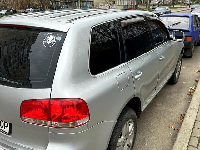 Сірий Фольксваген Туарег, об'ємом двигуна 3.2 л та пробігом 327 тис. км за 9500 $, фото 2 на Automoto.ua