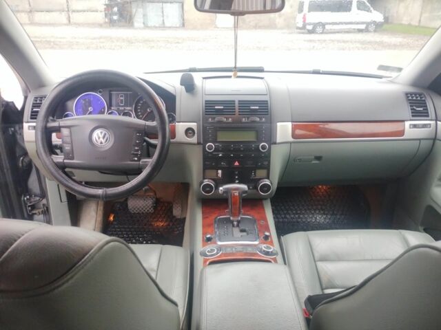 Серый Фольксваген Туарег, объемом двигателя 3 л и пробегом 270 тыс. км за 5700 $, фото 6 на Automoto.ua