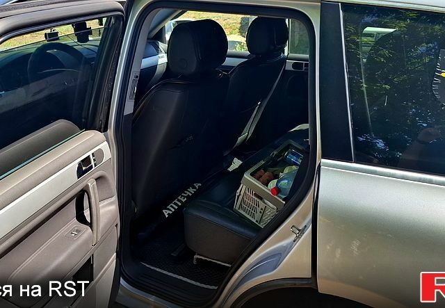 Серый Фольксваген Туарег, объемом двигателя 2.5 л и пробегом 350 тыс. км за 5999 $, фото 3 на Automoto.ua