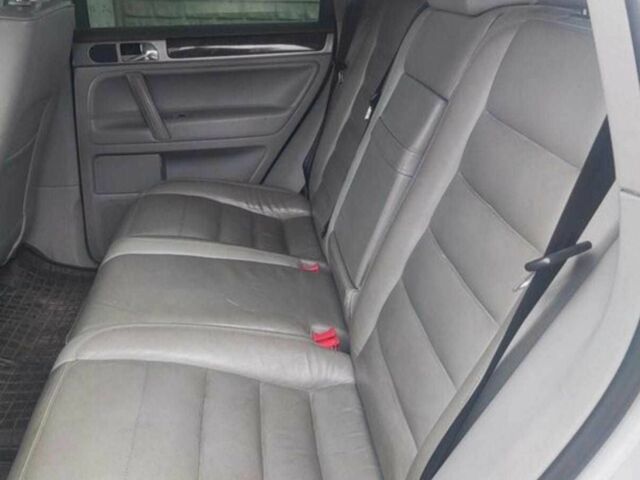 Серый Фольксваген Туарег, объемом двигателя 3.2 л и пробегом 154 тыс. км за 7000 $, фото 3 на Automoto.ua