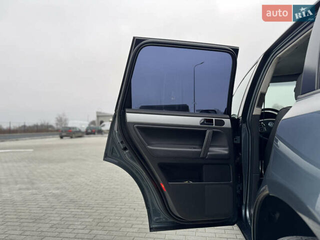 Сірий Фольксваген Туарег, об'ємом двигуна 3 л та пробігом 390 тис. км за 8700 $, фото 21 на Automoto.ua