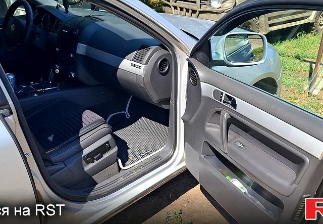 Серый Фольксваген Туарег, объемом двигателя 2.5 л и пробегом 350 тыс. км за 5999 $, фото 4 на Automoto.ua