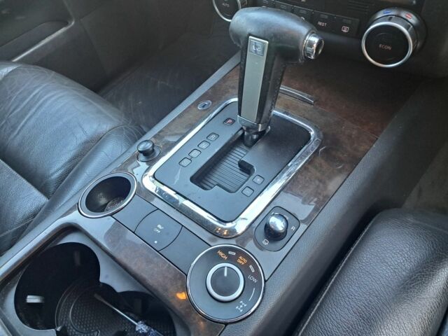 Сірий Фольксваген Туарег, об'ємом двигуна 3 л та пробігом 280 тис. км за 3700 $, фото 8 на Automoto.ua