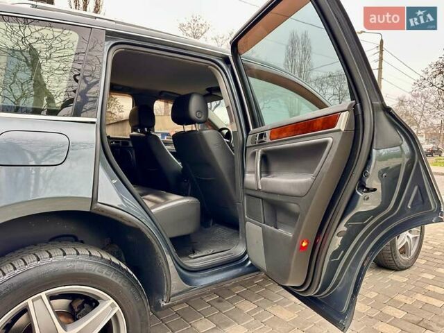 Серый Фольксваген Туарег, объемом двигателя 2.5 л и пробегом 254 тыс. км за 6700 $, фото 32 на Automoto.ua