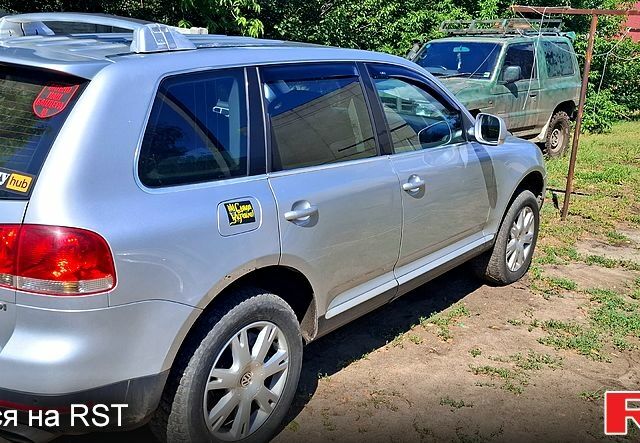 Серый Фольксваген Туарег, объемом двигателя 2.5 л и пробегом 350 тыс. км за 5999 $, фото 2 на Automoto.ua