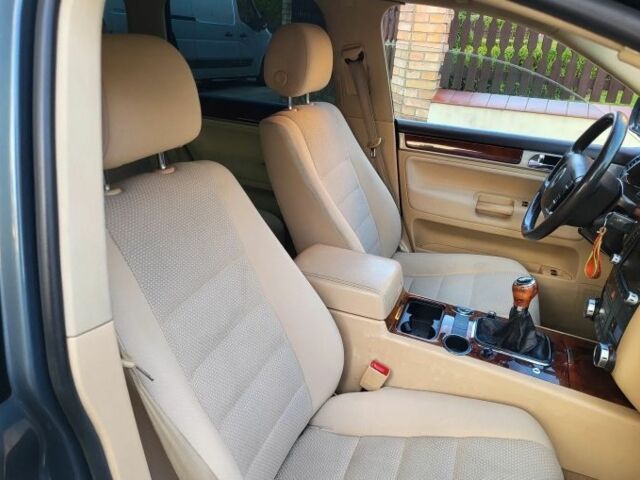 Серый Фольксваген Туарег, объемом двигателя 2.5 л и пробегом 260 тыс. км за 2800 $, фото 6 на Automoto.ua