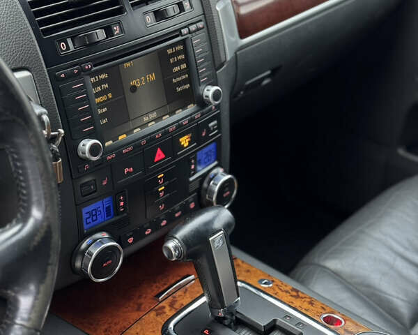 Серый Фольксваген Туарег, объемом двигателя 3 л и пробегом 295 тыс. км за 9700 $, фото 9 на Automoto.ua