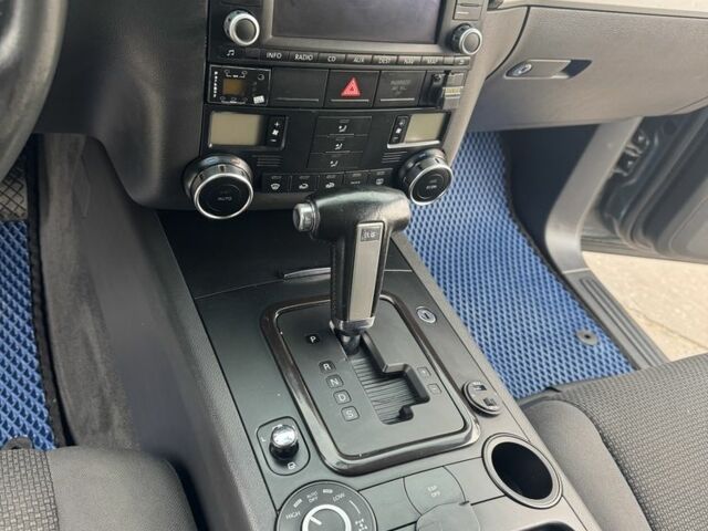 Сірий Фольксваген Туарег, об'ємом двигуна 2.5 л та пробігом 350 тис. км за 4500 $, фото 16 на Automoto.ua