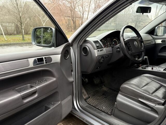 Серый Фольксваген Туарег, объемом двигателя 3 л и пробегом 287 тыс. км за 7150 $, фото 12 на Automoto.ua