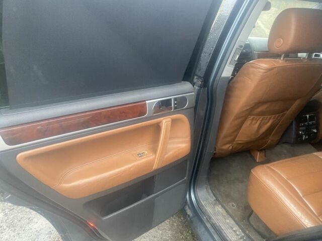 Сірий Фольксваген Туарег, об'ємом двигуна 5 л та пробігом 260 тис. км за 3100 $, фото 6 на Automoto.ua