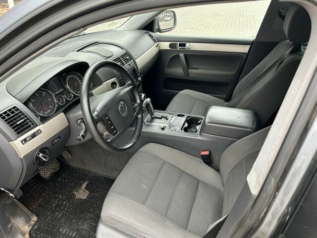 Серый Фольксваген Туарег, объемом двигателя 2.5 л и пробегом 300 тыс. км за 3850 $, фото 8 на Automoto.ua