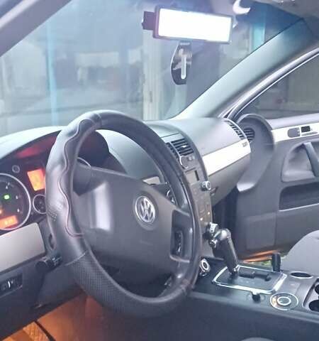 Сірий Фольксваген Туарег, об'ємом двигуна 2.5 л та пробігом 340 тис. км за 9600 $, фото 3 на Automoto.ua