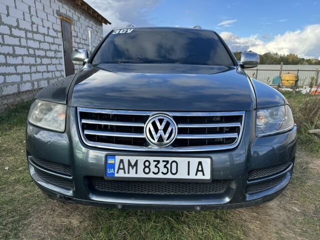 Серый Фольксваген Туарег, объемом двигателя 4.9 л и пробегом 327 тыс. км за 9200 $, фото 2 на Automoto.ua