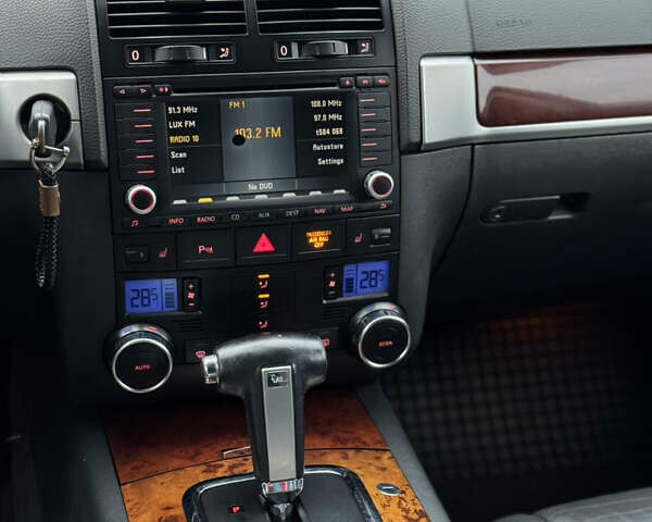 Серый Фольксваген Туарег, объемом двигателя 3 л и пробегом 295 тыс. км за 9700 $, фото 13 на Automoto.ua