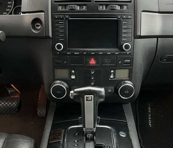 Серый Фольксваген Туарег, объемом двигателя 3 л и пробегом 315 тыс. км за 4433 $, фото 6 на Automoto.ua