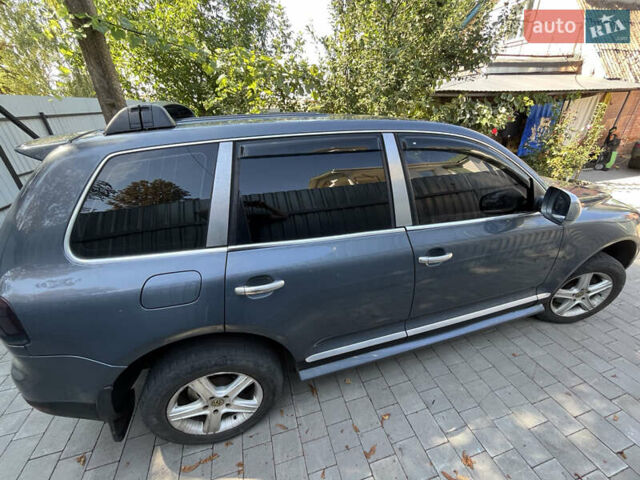 Сірий Фольксваген Туарег, об'ємом двигуна 2.5 л та пробігом 337 тис. км за 7500 $, фото 1 на Automoto.ua