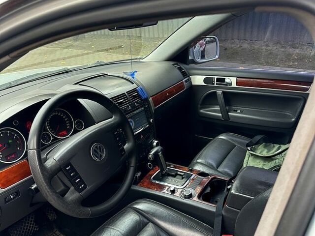 Сірий Фольксваген Туарег, об'ємом двигуна 3.2 л та пробігом 327 тис. км за 9500 $, фото 4 на Automoto.ua