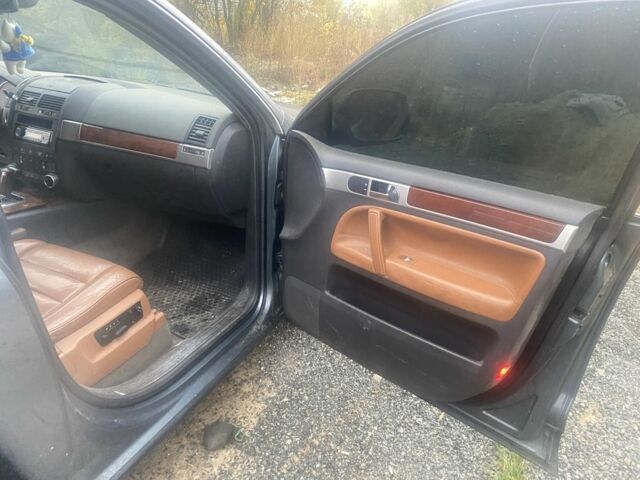 Сірий Фольксваген Туарег, об'ємом двигуна 5 л та пробігом 260 тис. км за 3100 $, фото 8 на Automoto.ua