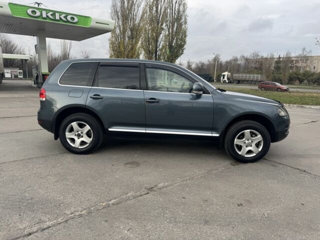 Сірий Фольксваген Туарег, об'ємом двигуна 2.5 л та пробігом 350 тис. км за 4500 $, фото 2 на Automoto.ua