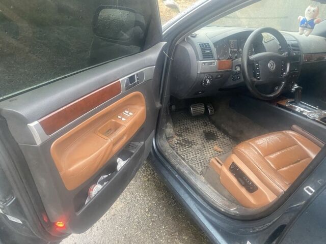 Сірий Фольксваген Туарег, об'ємом двигуна 5 л та пробігом 260 тис. км за 3100 $, фото 4 на Automoto.ua