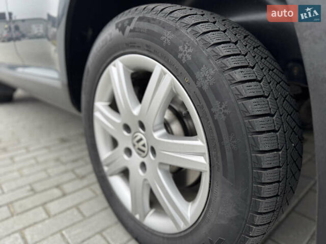 Сірий Фольксваген Туарег, об'ємом двигуна 3 л та пробігом 390 тис. км за 8700 $, фото 14 на Automoto.ua