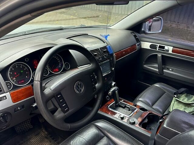 Сірий Фольксваген Туарег, об'ємом двигуна 3.2 л та пробігом 327 тис. км за 9500 $, фото 5 на Automoto.ua