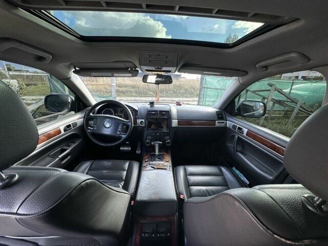 Серый Фольксваген Туарег, объемом двигателя 4.9 л и пробегом 327 тыс. км за 9200 $, фото 6 на Automoto.ua