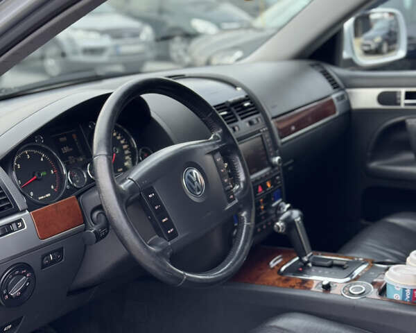 Серый Фольксваген Туарег, объемом двигателя 3 л и пробегом 295 тыс. км за 9700 $, фото 6 на Automoto.ua