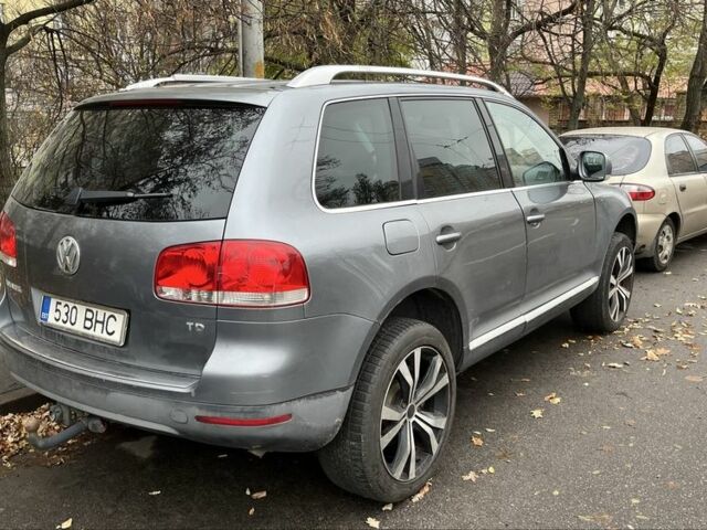 Серый Фольксваген Туарег, объемом двигателя 3 л и пробегом 315 тыс. км за 4433 $, фото 1 на Automoto.ua