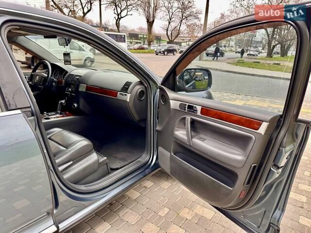 Серый Фольксваген Туарег, объемом двигателя 2.5 л и пробегом 254 тыс. км за 6700 $, фото 9 на Automoto.ua