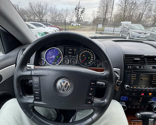 Серый Фольксваген Туарег, объемом двигателя 3 л и пробегом 295 тыс. км за 9700 $, фото 20 на Automoto.ua