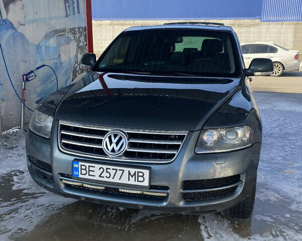 Серый Фольксваген Туарег, объемом двигателя 3 л и пробегом 406 тыс. км за 11500 $, фото 2 на Automoto.ua