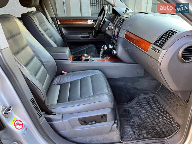 Серый Фольксваген Туарег, объемом двигателя 2.97 л и пробегом 188 тыс. км за 8900 $, фото 23 на Automoto.ua