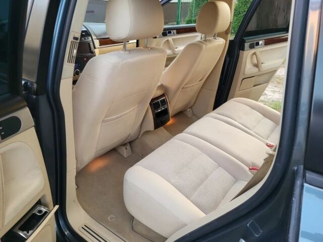 Серый Фольксваген Туарег, объемом двигателя 2.5 л и пробегом 260 тыс. км за 2800 $, фото 4 на Automoto.ua