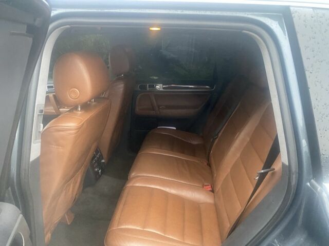 Сірий Фольксваген Туарег, об'ємом двигуна 5 л та пробігом 260 тис. км за 3100 $, фото 5 на Automoto.ua