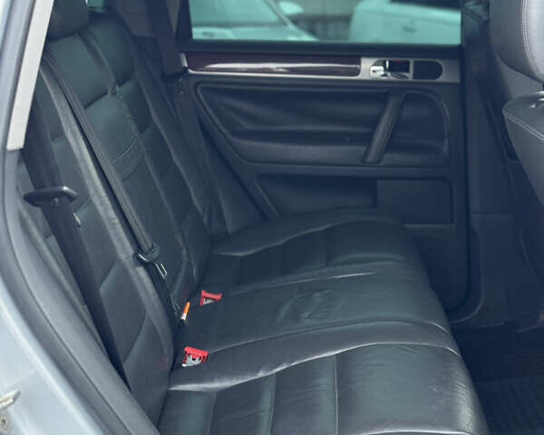 Серый Фольксваген Туарег, объемом двигателя 3 л и пробегом 295 тыс. км за 9700 $, фото 16 на Automoto.ua