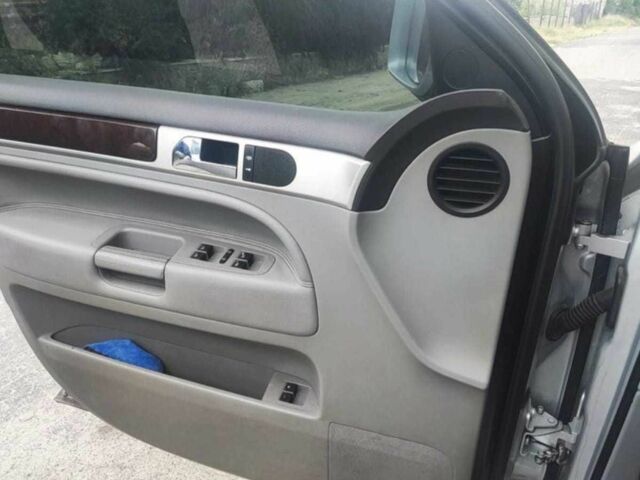 Серый Фольксваген Туарег, объемом двигателя 3.2 л и пробегом 154 тыс. км за 7000 $, фото 1 на Automoto.ua