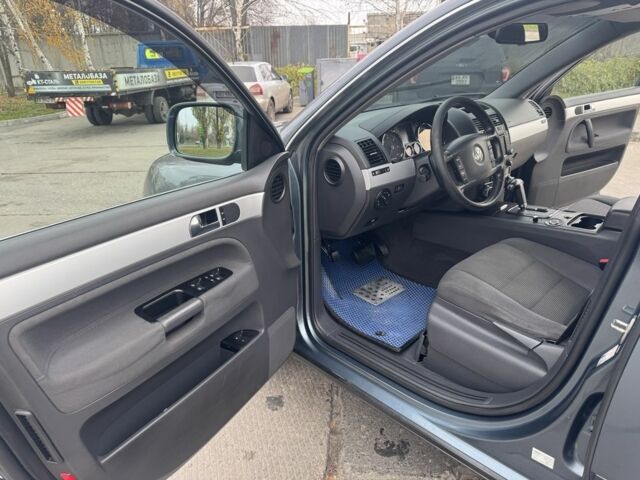 Сірий Фольксваген Туарег, об'ємом двигуна 2.5 л та пробігом 350 тис. км за 4500 $, фото 13 на Automoto.ua