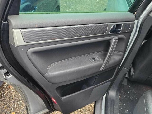 Сірий Фольксваген Туарег, об'ємом двигуна 3 л та пробігом 302 тис. км за 6402 $, фото 5 на Automoto.ua